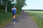 Triathlet Steffen Schöler und dahinter seine Frau Ina, die über die Halbmarathon-Distanz bei den Frauen siegte, wagten sich nach längerer Pause mal wieder an einen Laufwettbewerb.  