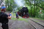 Die Durchfahrtszeit der Selketalbahn, die hier am Osterteich die Laufstrecke querte, hatte sich B&ouml;rner auf seinen Unterarm geschrieben. Sie war p&uuml;nktlich zum Fotoshooting da.