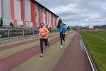 Die Zehn-Kilometer-Läufer Claudia Meier und Sibylle Schäper kurz vor der Ziellinie. Sie trainieren für einen Halbmarathon im Herbst und steigern langsam den Umfang ihrer Laufkilometer.