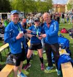 Sandra Homann ist stolz auf die außergewöhnliche  Medaille, die sie sich für Platz 3 bei den weiblichen Teilnehmerinnen über 12,5 km verdient hat.