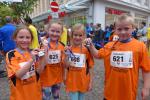 Lina, Jana, Katharina und Sebastian von der Grundschule Förderstedt haben die 1,5 Kilometer vom Stadt-Pokal-Lauf in den Beinen und präsentieren stolz ihre Finishermedaillen