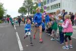 Malina hat es gleich geschafft und läuft mit Oma Kirsten beim Hopfengarten-Pokallauf in das Ziel.