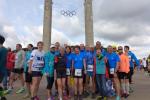 Startfoto vor dem Olympiastadion mit den Läufern der Gaensefurther Sportbewegung, der Laufgruppe Halberstadt und den Läufern von Yellow Car Store. 