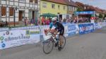 Debütant Nico Mahler nach seiner ersten Rennradrunde auf dem Marktplatz in Arendsee. Ein paar Kurven später geht es erneut auf weitere 13 Kilometer hinaus aus der Stadt.