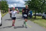 Katrin Krebs von der Gaensefurther Sportbewegung strahlt auf ihren letzten Marathonmetern. Sie lief bei ihrem allerersten Marathon gleich auf Platz und Sieg, was so manchen Schmerz vergessen lässt.