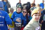 Für Luiz Emil Bock (Startnummer 104) war es der erste Start über 600 Meter als Gaensefurther. Das Equipment ist noch in Arbeit, drum sprintete Luiz mit dem Shirt von Mama Anika nach 1,5 Stadionrunden in seinen ersten Zieleinlauf. Mit so viel Energie gepusht, flitzte später die Mama auf der höhengespickten Strecke über 5,5 Kilometer in der Altersklasse W35 auf den ersten Platz.