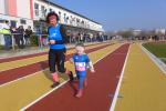 Ein Besuch bei „Oma Bine“ gipfelte für Enkelin Lina Garnatz auf der 600-Meter-Strecke im Blankenburger Sportforum. Die anderthalb Stadionrunden meisterte die dreijährige mit einigen Geheinlagen. Schönster Satz nach 6 Minuten auf der Bahn: „Oma nochmal!“