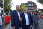 Lehrtes Bürgermeister Klaus Sidortschuk und Staßfurts Oberbürgermeister Sven Wagner (v.l.) repräsentierten beim 18. Lehrter Citylauf nicht nur die beiden Partnerstädte. Auch bei den Startschüssen zu den Zwei-Kilometer-Läufen arbeiten beide perfekt zusammen.