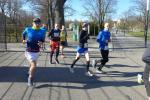 Lina Epperlein (Mitte) und Mario Kreutzmann (re.) verlassen hier den Startbereich in der Herrenbreite. 21 Kilometer an der Eine entlang bis nach Welbsleben und wieder zurück, liegen vor ihnen.