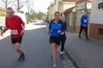 Auch Kirsten Geist (Mitte) ist über 21 Kilometer unterwegs und belohnt sich am Ende mit dem ersten Platz in der Altersklasse W60.