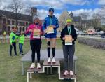 Die schnellsten Damen über 21 Kilometer: erster Platz für Lina Epperlein (Mitte, Altersklasse Frauen) von der Gaensefurther Sportbewegung nach 01:42:26 Stunden, Platz zwei ging an Sandra Petersohn (li., Altersklasse W50) vom LC Dübener Heide mit 01:44:18 Stunden, Platz drei an Angela Gukasjan (re. Altersklasse W40) vom HSV Medizin Magdeburg.
