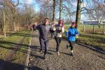 Zusammen mit fast 300 Teilnehmern gestartet, waren für die Läufer, Walker und Wanderer unterschiedliche Streckenlängen ausgeschrieben. Die Bode-Runners Nico und Kathleen Mahler und Sabine Börner (v.l.) wählten einen Sechs-Kilometer-Rundkurs über die Halberstädter Spiegelsberge.