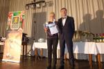 Renate Liedtke empfing zusammen mit dem Maskottchen des Vereins die Ehrung für den Sieg in AK w65.