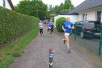 Nadine Rudolph (vorn) hatte die kürzeste Anfahrt zum 44. Hopfengarten-Pokallauf, wohnt sie doch in Magdeburg. Ihre Bode-Runners sieht sie nur zu Wettkämpfen, aber davon gibt es ja zum Glück ausreichend.