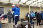 Susi Bechstein freut sich mit dem Maskottchen der Gaensefurther über Platz 2 in ihrer Altersklasse  auf der 5,8 km Strecke. 