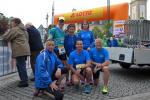 Eisenach, kurz vor 6:00 Uhr, vor dem Start des Supermarathons über 73,5 Kilometer mit den Teilnehmern Jörg Schäper, Katrin Winkler-Hindricks, Sabine Börner, Dirk Meier, Sylvia Köhn und Jens-Uwe Börner (v.l.)