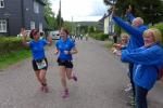 Geschafft! Sabine Börner und Sylvia Köhn werden von den wartenden Bode Runners in Schmiedefeld bereits erwartet.