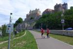 Das prächtige Bernburger Schloss wird gerade schick gemacht und begrüßt die Läufer schon weit aus der Ferne. Bei den beiden Hallensern vom Lauftreff Cierpinski hat die Strecke tolle Eindrücke hinterlassen.