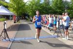 Francesco Navarra dominierte im Rennen über 5,4 Kilometer im Zeitzer Schlossgarten. Souverän brachte er seinen Sieg als Gesamtsieger über die Ziellinie.