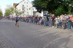 Die letzten 100 Meter für Emily Siebert bis zum Gesamtsieg der Frauen über zwei Kilometer. Wie man sieht, hat sie sich einen großen Vorsprung zum restlichen Läuferfeld erlaufen.