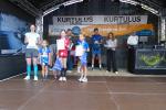 Siegerehrung in der Gesamtwertung über zwei Kilometer: Platz drei für Janine Schroeder (ohne Verein), Platz vier für die siebenjährige Lotta Siebert (die auf Grund ihrer starken Laufleistung mit auf die Bühne durfte), Platz zwei für Emilia Pausch vom TVE Sehnde und Siegerin wurde Emily Siebert (v.l.).