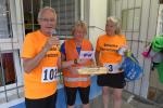 Einen symbolischen Staffelstab übergaben Werner und Heidi Schwenke an Sylvia Hoepfner. Neun Jahre hatten die Eheleute den PflaKuMa-Lauf organisiert, dann gab es eine zweijährige Pause. Unter Führung von Sylvia Hoepfner gab es in diesem Jahr die zehnte Auflage.