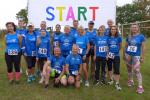 Die Startaufstellung der Gaensefurther Sportbewegung beim 10. PflaKuMa-Lauf in Großmühlingen. Auch an einem Donnerstagabend kann man zu einem Laufwettbewerb fahren!