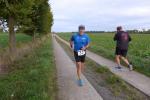 Während auf der anderen Spur noch Läufer zum Wendepunkt laufen, ist der schnelle Harald Fümel bereits auf dem Rückweg.