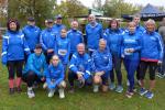 Der Regen hatte Erbarmen und hörte pünktlich zum Start des 17. Solvay-Laufs in Bernburg auf. Da stellten sich die Bode-Runners der Gaensefurther Sportbewegung auch noch schnell für ein Gruppenbild auf.