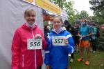 Noch ohne Vereinsbekleidung aber bestens vorbereitet: Anke Delius (li.) mit Tochter Annika vor dem Start zum 40. Einetallauf über sieben Kilometer