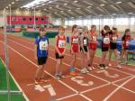 Alina (l.) wartet auf den Start zum 600m Lauf.