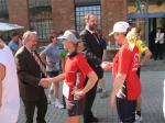 Die gemeinsame &Uuml;bergabe von Gru&szlig;botschaften durch Sportler des Landkreises an die befreundeten Stadtwerke ist ein Hauptanliegen der Veranstaltung.