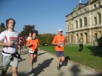 Sylvia K&ouml;hn und Lutz Klau&szlig; passieren den Gro&szlig;en Garten.