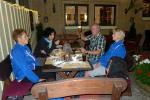 Ein fröhlicher Tagesausklang gehört dazu, obwohl am nächsten Tag ein harter Lauf auf dem Programm stand. Ein fröhlicher Tagesausklang gehört dazu, obwohl am nächsten Tag ein harter Lauf auf dem Programm stand.