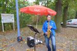 Die Bernburgerin Katrin Winkler-Hindricks animierte mit Saxophonkl&auml;ngen.