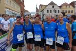 Wahnsinns Stimmung f&uuml;r J&ouml;rg und Aileen Sch&ouml;nherr, Sabine und Jens-Uwe B&ouml;rner und Renate Liedtke (v.l.) beim 6. Tangerm&uuml;nder Lichterlauf! Auf zehn Runden und damit &uuml;ber zehn Kilometer, ging es durch die sch&ouml;ne Altstadt. Eine gute Vorbereitung auf den Lehrter Citylauf Anfang September, den die Bode-Runners fest im Laufkalender eingetragen haben.