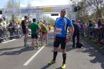 Triathlet Maik L&ouml;we geschafft, aber mit einer tollen Halbmarathon-Zeit im Ziel