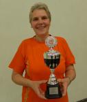 Renate Liedtke mit dem Pokal f&uuml;r den 2. Platz in der Mannschaftswertung beim Solvaycup. Au&szlig;erdem wurde sie hinter Vereinskollegin Heidi Rabenstein auch  in Altersklasse w60 Zweite.  