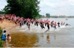 Die Sprung ins k&uuml;hle Na&szlig; fiel den etwa 300 Triathleten bei diesen tropischen Temperaturen nicht schwer.