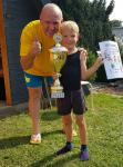 Ganz stolz nimmt Linnart Geist (r.) den gr&ouml;&szlig;ten Pokal und die Urkunde von Atze Auer in Empfang.