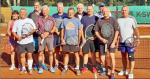 Die zw&ouml;lf Teilnehmer beim „Schleifchenturnier“ der Gaensefurther Sportbewegung: Annett Konze, Reiner
Christoph, Raymund Michalak, Hartmut Roscher, Dieter Naumann, Hans Georg Schneider, J&uuml;rgen Nordmann,
Frank M&uuml;ller, Ulf Gothe, Ingo Becker und Tino Hartmann (von links).