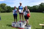 Da strahlten die Platzierten der Altersklasse W55 &uuml;ber 9,8 Kilometer mit ihren Maskottchen um die Wette: Petra Becker von den Bode-Runners hat nat&uuml;rlich die Vereinsgans mit dabei. Platz zwei beansprucht das B&auml;rchen vom SC Bernburg und ganz in Rot das Sparschwein der Salzlandsparkasse.