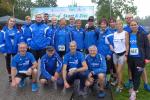 Die Bode-Runners der Gaensefurther Sportbewegung mit Sicherheitsabstand zur Zeiterfassung vor dem Start: Geburtstagskind J&uuml;rgen G&uuml;nther, Stefan Sindermann, Edgar Schmidtke, Jens-Uwe B&ouml;rner (u.v.l.), Annika Delius, Marc und Tom Kr&uuml;ger, Rinaldo Schielke, Renate Liedtke, Harald F&uuml;mel, Anke Delius, Christa F&uuml;mel, Sandra Homann, Sabine B&ouml;rner, Kathleen Mahler, Kirsten Geist, Oliver Klepsch Janine Wuwer (o.v.l.)