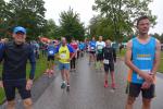 Startaufstellung mit Abstand zum Zw&ouml;lf-Kilometer-Lauf. 