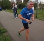 Jens-Uwe Börner, wie man ihn kennt, auf der Halbmarathonstrecke. Jens-Uwe Börner, wie man ihn kennt, auf der Halbmarathonstrecke.