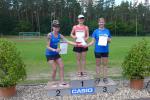 Die Bode-Runner-M&auml;dels der Altersklasse W45 hatten allen Grund mit dem Gans-Maskottchen der Gaensefurther Sportbewegung zu feiern (Sandra Homann und Anke Delius v.l.).