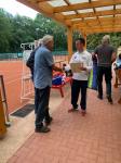 Sportwart Ronny Selig begl&uuml;ckw&uuml;nscht die Erstplatzierten der Herren 60.