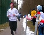 Auch Sabine B&ouml;rner lie&szlig; sich von den eher bescheidenen Laufbedingungen nicht abhalten und kam als F&uuml;nfte ihrer AK ins Ziel. Foto: Sven Projahn