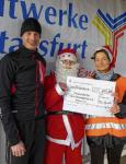 Die Salzlandsparkasse beteiligte sich an den Kosten f&uuml;r den 10. Nikolauslaug mit einem Scheck &uuml;ber 200 Euro.