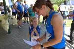 Rieke Lucie Zaschke kann es garnicht fassen und freut sich mit Sandra Zelmer &uuml;ber deren Gesamtsieg bei den Frauen auf der Neun-Kilometer-Strecke